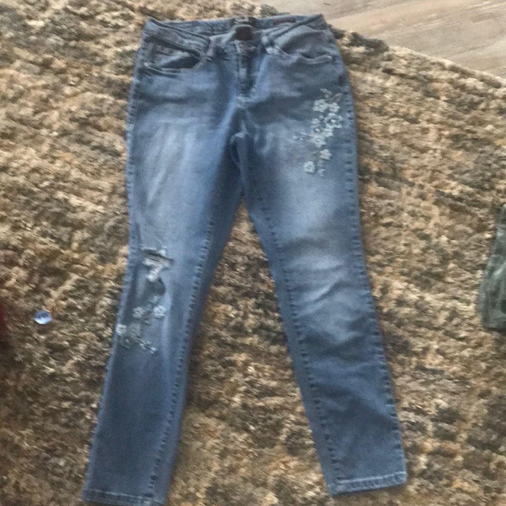 Women’s skinny ankle jeans.